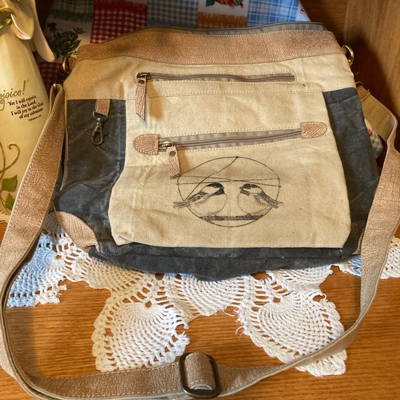 Shoulder Bag, LOTS of pockets, tan & light brown, Birdies Theme, Zipper closures - Picture 2 of 16